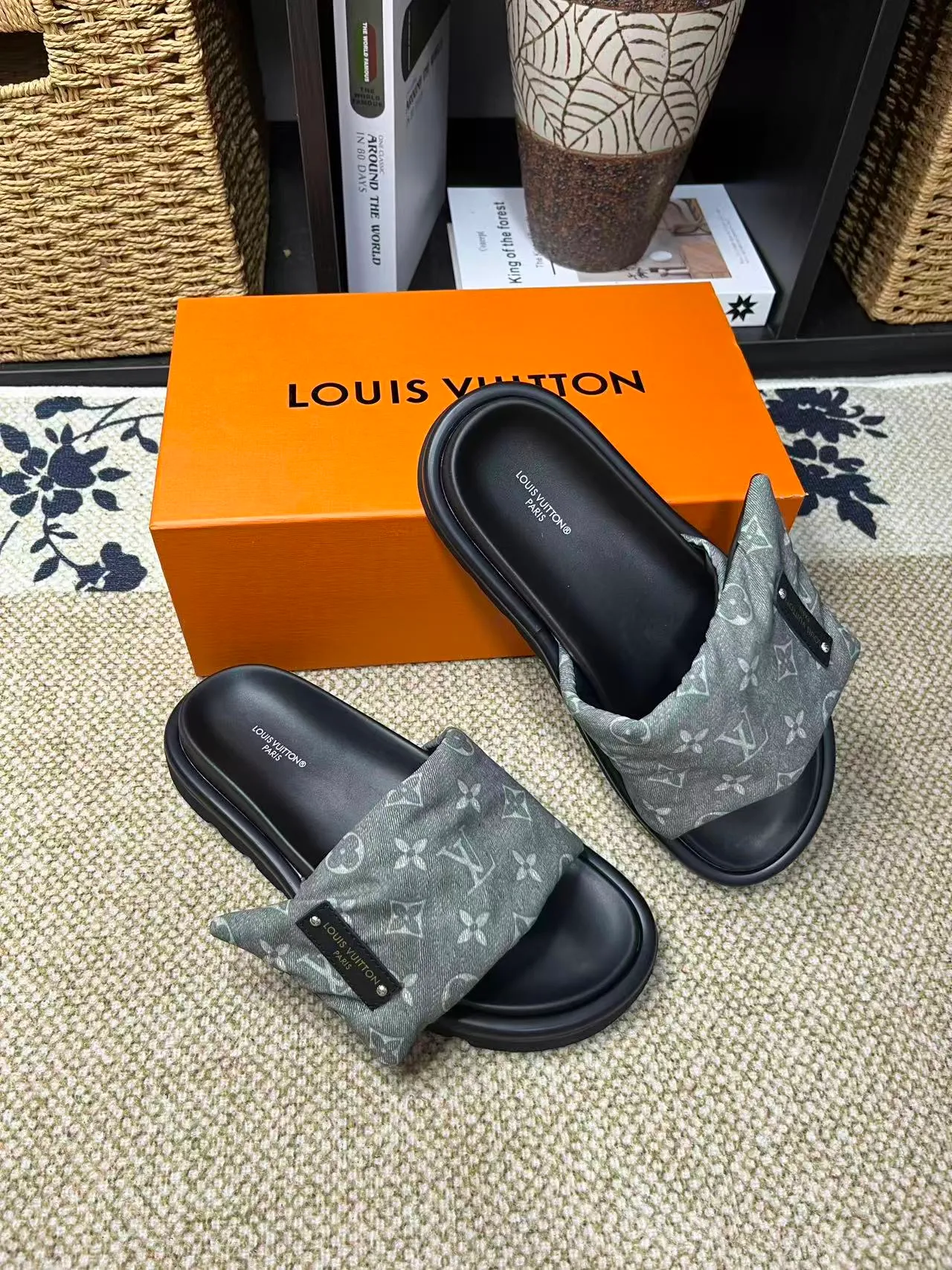 P340 [New Style] [LOUIS VUITTON] Louis Vuitton, LV printing, men's and women's slippers are now on the market, packed in drawer boxes with cloth bags and cards, the upper pattern looks very soft and waxy, and is a super versatile leg slimming tool. Fabric: imported denim/canvas/old fabric, LV hardware LOGO, official website pattern printing, comfortable to wear, feet: high-elastic PU water table. Sole: foam sole, heel height: about 5cm. Code number: 35-46, 35, 45, 46 are custom-made and non-returnable. Color: multiple colors and styles available.